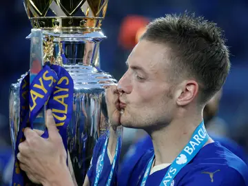 Jamie Vardy besa la Premier League conquistada en 2016 Jamie Vardy besa la Premier League conquistada en 2016