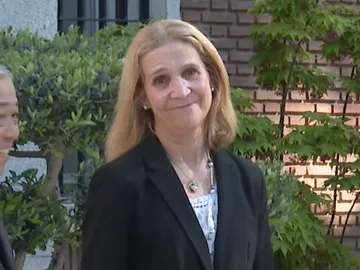 La infanta Elena firmando el libro de condolencias del papa Francisco La infanta Elena firmando el libro de condolencias del papa Francisco