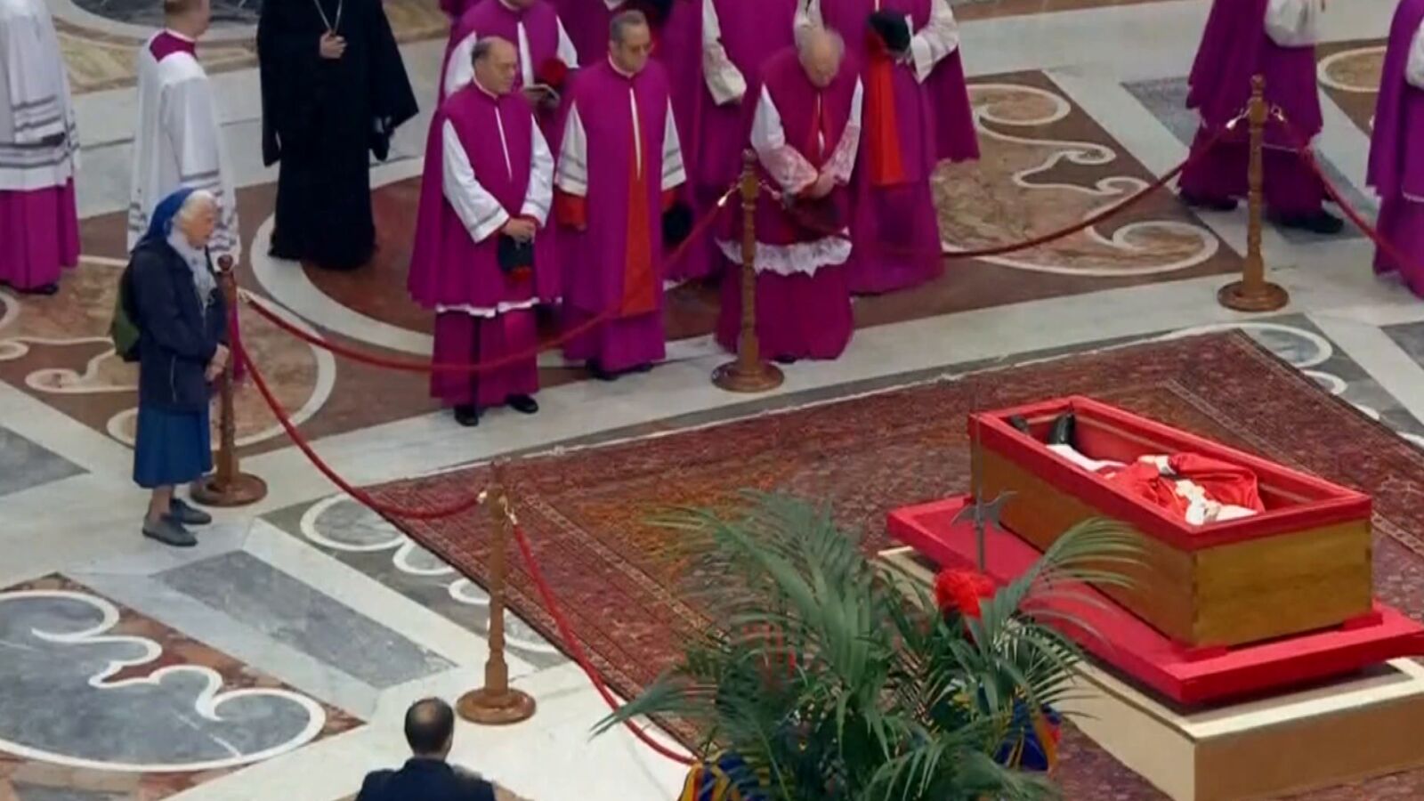 ¿Quién es la amiga muy cercana del papa Francisco que se saltó el protocolo para llorar su muerte junto a él?