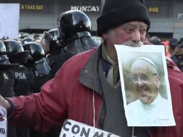 Un jubilado en Argentina protesta con una foto del Papa 