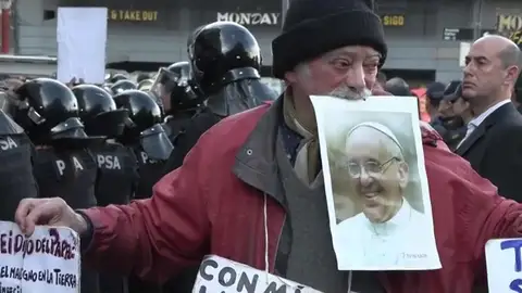 Un jubilado en Argentina protesta con una foto del Papa Jubilados argentinos protestan invocando al papa Francisco