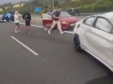 VÍDEO: Un conductor temerario pone en peligro a varias personas en una autopista de Tenerife