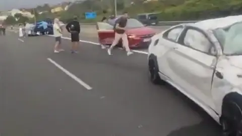 VÍDEO: Un conductor temerario pone en peligro a varias personas en una autopista de Tenerife VÍDEO: Un conductor temerario pone en peligro a varias personas en una autopista de Tenerife