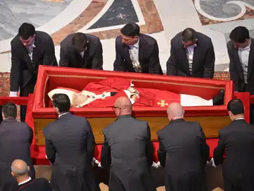 El cuerpo del Papa Francisco es trasladado a la Basílica de San Pedro El cuerpo del Papa Francisco es trasladado a la Basílica de San Pedro