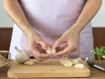 Mujer pela ajos Mujer pela ajos