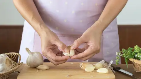 Mujer pela ajos Mujer pela ajos