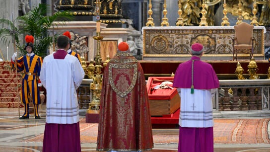  El f&eacute;retro abierto del papa Francisco, en la bas&iacute;lica de San Pedro
