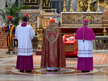  El féretro abierto del papa Francisco, en la basílica de San Pedro