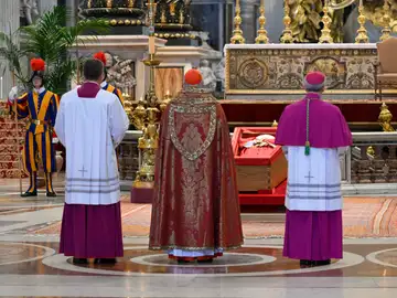 El féretro abierto del papa Francisco, en la basílica de San Pedro El féretro abierto del papa Francisco, en la basílica de San Pedro