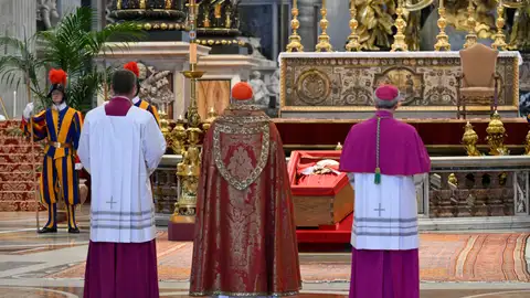 El féretro abierto del papa Francisco, en la basílica de San Pedro El féretro abierto del papa Francisco, en la basílica de San Pedro