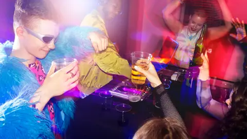 Jóvenes de fiesta en una discoteca Jóvenes de fiesta en una discoteca