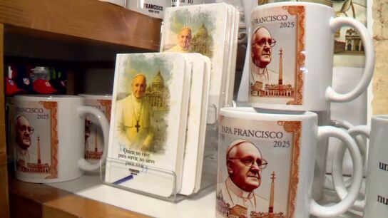 La muerte del papa Francisco dispara la venta de recuerdos y souvenirs