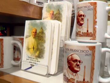 La muerte del papa Francisco dispara la venta de recuerdos y souvenirs