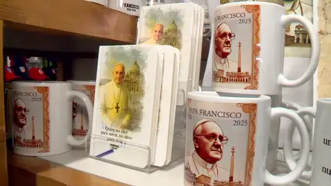 La muerte del papa Francisco dispara la venta de recuerdos y souvenirs La muerte del papa Francisco dispara la venta de recuerdos y souvenirs