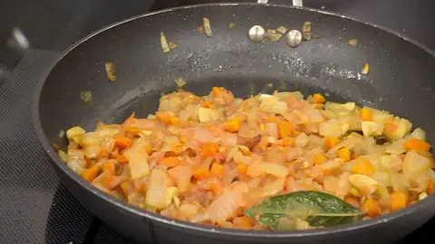 Corta el tomate por la mitad, rállalo, incorpóralo y cocina Corta el tomate por la mitad, rállalo, incorpóralo y cocina