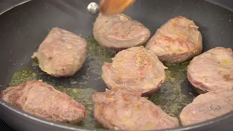 Salpimiéntalas, introdúcelas en la sartén y fríelas Salpimiéntalas, introdúcelas en la sartén y fríelas