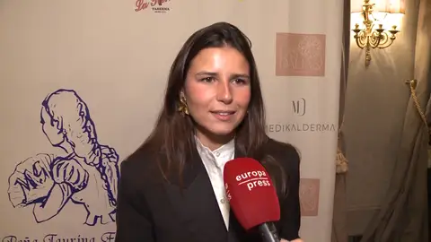 Tana Rivera atendiendo a la prensa Tana Rivera atendiendo a la prensa