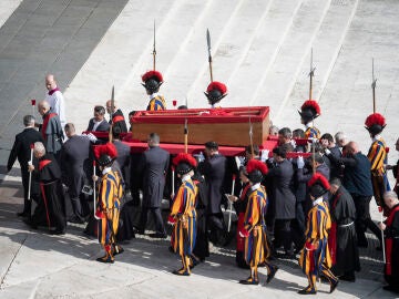Llegada del féretro del Papa Francisco I a la Basílica de San Pedro, a 23 de abril de 2025, en Ciudad del Vaticano. 