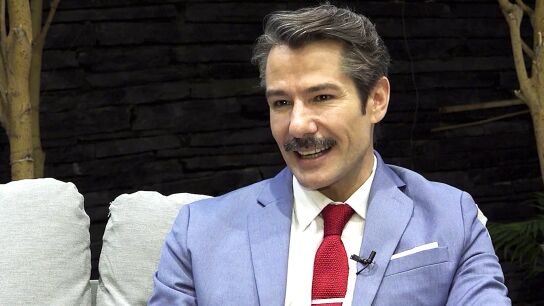 &ldquo;Desde el primer d&iacute;a sent&iacute; que eran de mi familia&rdquo;: Alejandro Albarrac&iacute;n desvela c&oacute;mo es un d&iacute;a de rodaje en Sue&ntilde;os de libertad 