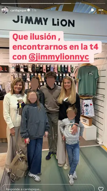 Cari Lapique, Carla Goyanes y los pequeños en el aeropuerto Cari Lapique, Carla Goyanes y los pequeños en el aeropuerto