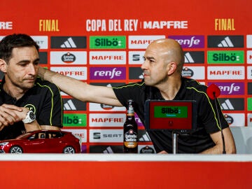González Fuertes anima a Ricardo De Burgos Bengoechea en rueda de prensa