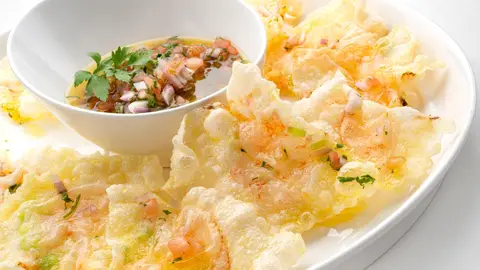 Gambas fritas con pico de gallo Gambas fritas con pico de gallo