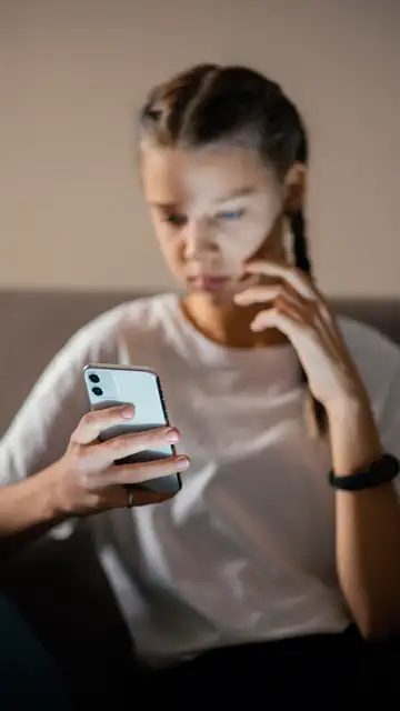 Adolescente preocupada con su móvil Adolescente preocupada con su móvil