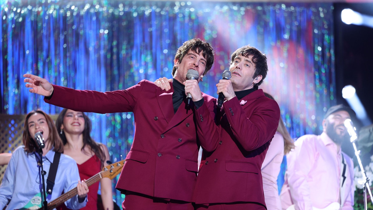 Manu Baqueiro canta ‘El fin del mundo’ junto al vocalista de La La Love You en una actuación única Manu Baqueiro canta ‘El fin del mundo’ junto al vocalista de La La Love You en una actuación única