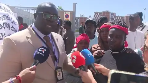 Familias africanas de un centro de migrantes denuncian trato racista y piden recuperar a sus hijos menores Familias africanas de un centro de migrantes denuncian trato racista y piden recuperar a sus hijos menores