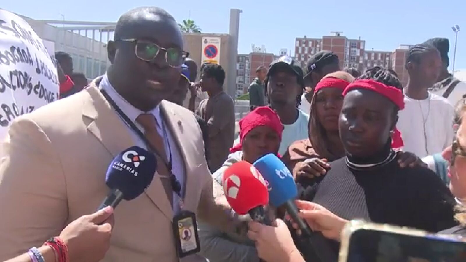 Familias africanas de un centro de migrantes denuncian trato racista y piden recuperar a sus hijos menores 