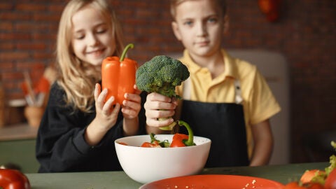 Niños con verduras