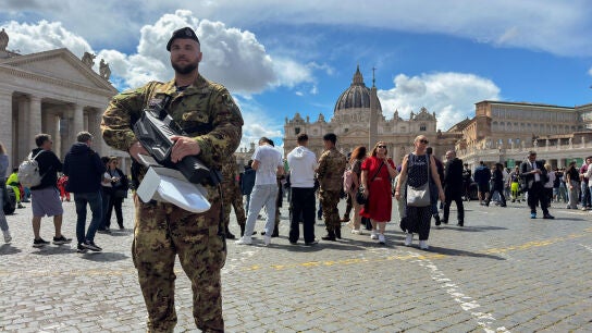 Un soldado del Ej&eacute;rcito con un sistema antidrones en los alrededores de la plaza San Pedro del Vaticano