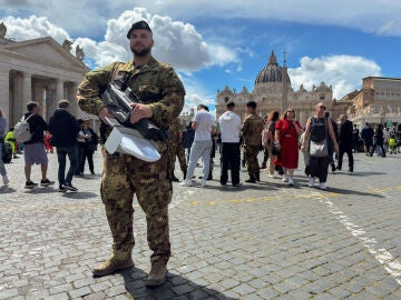 Un soldado del Ejército con un sistema antidrones en los alrededores de la plaza San Pedro del Vaticano