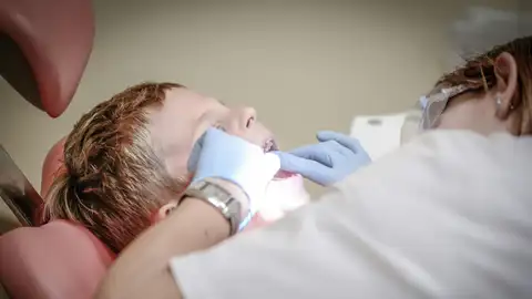 Niño en la consulta del dentista Niño en la consulta del dentista
