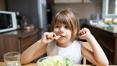 Niña comiendo ensalada Niña comiendo ensalada