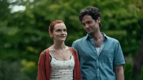 Madeline Brewer y Penn Badgley en la temporada 5 de You Madeline Brewer y Penn Badgley en la temporada 5 de You