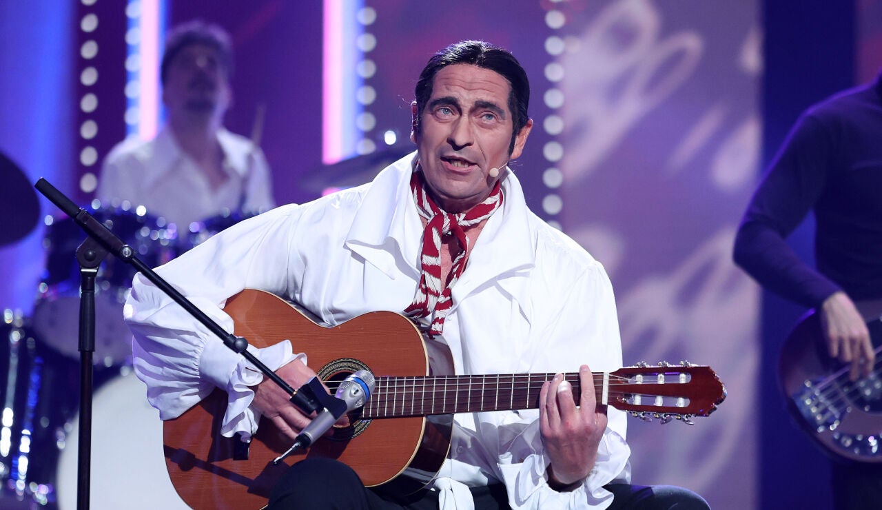 Momento inolvidable: Bert&iacute;n Osborne canta &lsquo;Alba&rsquo; como Antonio Flores ante los ojos de Lolita 