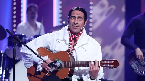 Momento inolvidable: Bertín Osborne canta ‘Alba’ como Antonio Flores ante los ojos de Lolita Momento inolvidable: Bertín Osborne canta ‘Alba’ como Antonio Flores ante los ojos de Lolita