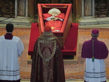 El cardenal camarlengo Kevin Joseph Farrell (c) observa el cuerpo del Papa Francisco en el interior de la Basílica de San Pedro este miércoles, en la Ciudad del Vaticano