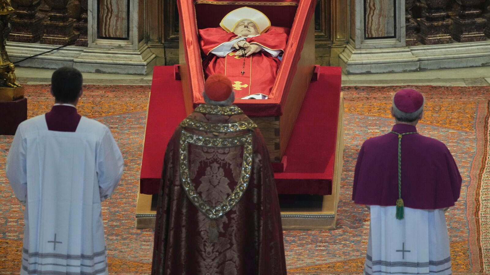 El protocolo para las mujeres en el funeral de Francisco: nada de minifalda ni tacones altos y prohibidos los labios rojos