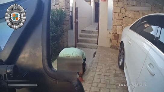 Imagen del momento de detenci&oacute;n al hombre acusado de maltrato en Ibiza.