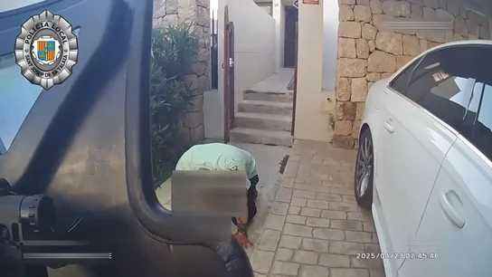 Imagen del momento de detención al hombre acusado de maltrato en Ibiza. Imagen del momento de detención al hombre acusado de maltrato en Ibiza.