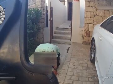 Imagen del momento de detención al hombre acusado de maltrato en Ibiza.