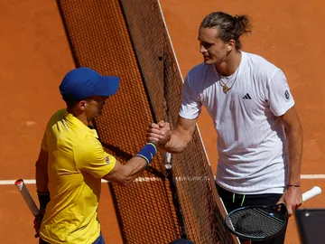 Roberto Bautista saluda a Zverev tras caer derrotado ante el alemán este viernes Roberto Bautista saluda a Zverev tras caer derrotado ante el alemán este viernes