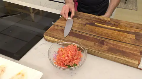 Para hacer el pico de gallo Para hacer el pico de gallo