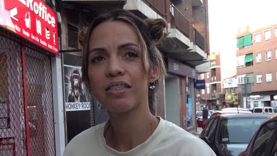 Paola Olmedo atendiendo a la prensa
