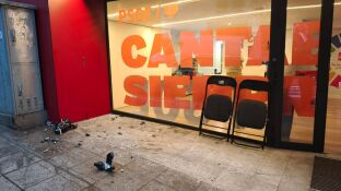 Detalle de los dos artefactos explosivos lanzados contra la sede del PSOE en Santander