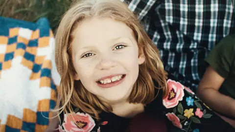 Niña sonriendo Niña sonriendo