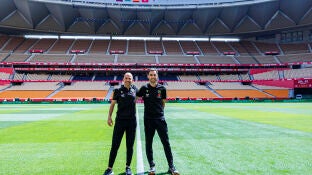 Los &aacute;rbitros de la final de la Copa del Rey Ricardo de Burgos Bengoetxea (d) y Pablo Gonz&aacute;lez Fuertes (i) posan en el Estadio de la Cartuja