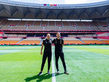 Los árbitros de la final de la Copa del Rey Ricardo de Burgos Bengoetxea (d) y Pablo González Fuertes (i) posan en el Estadio de la Cartuja